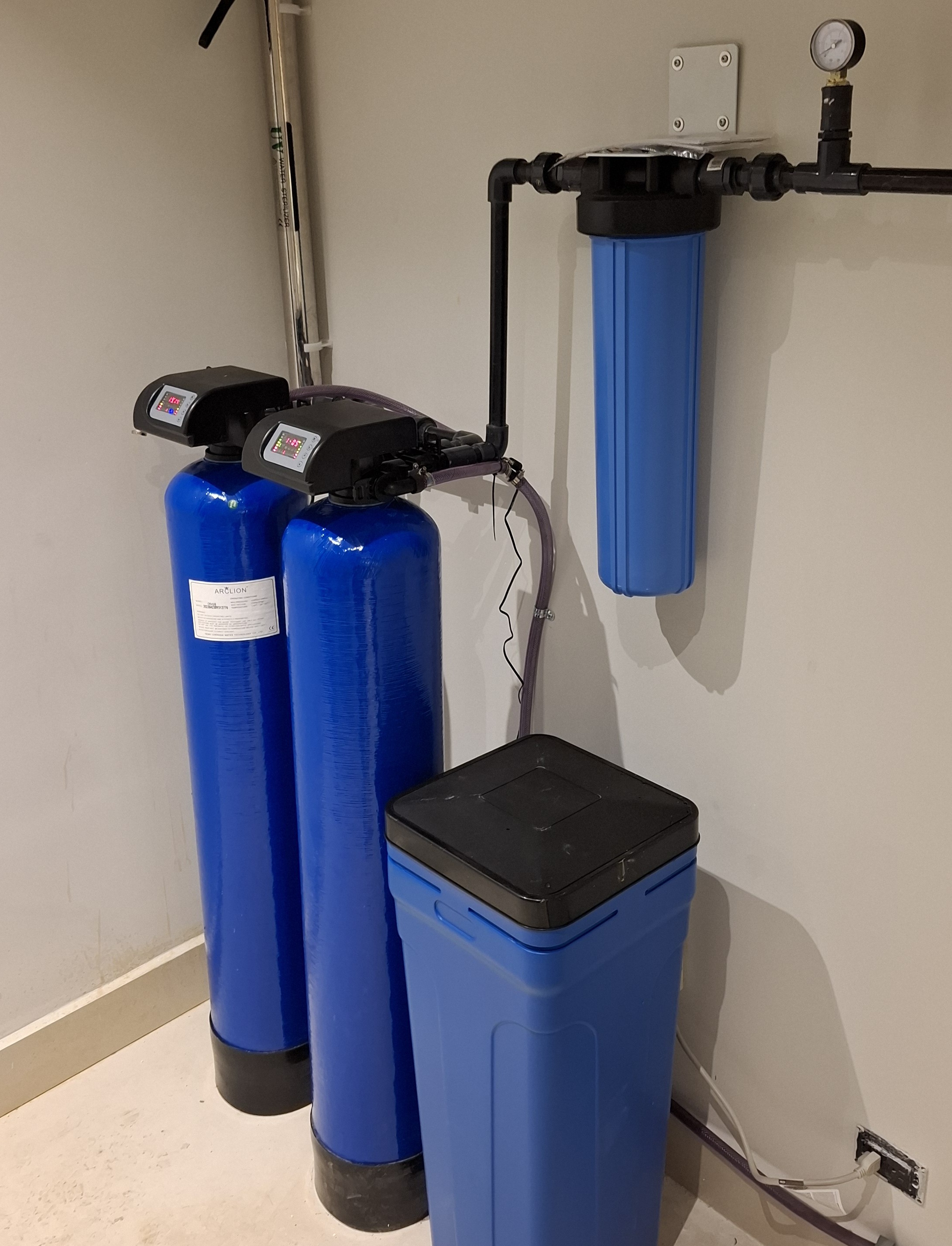 Sistema purificador Aquapur instalado en hogar dominicano — filtro sedimentos, carbón activado y ablandador